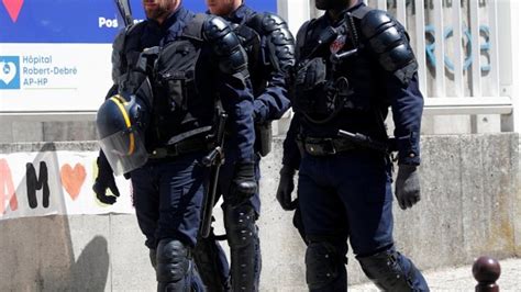 F­r­a­n­s­a­­d­a­ ­ı­r­k­ç­ı­l­ı­k­,­ ­p­o­l­i­s­l­e­r­ ­a­r­a­s­ı­n­d­a­ ­d­a­ ­y­a­y­ı­l­ı­y­o­r­